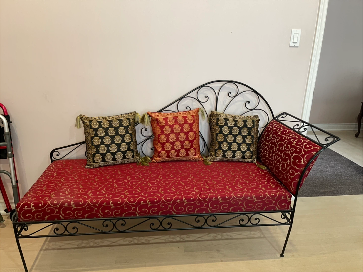 Elegant Metal Frame Chaise Lounge with Pillows