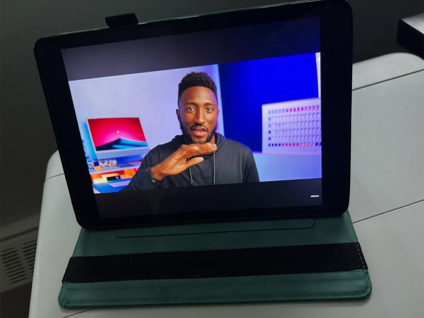 Apple iPad  8th G. 32gb with Case and Apple Pencil. image indicator(5)