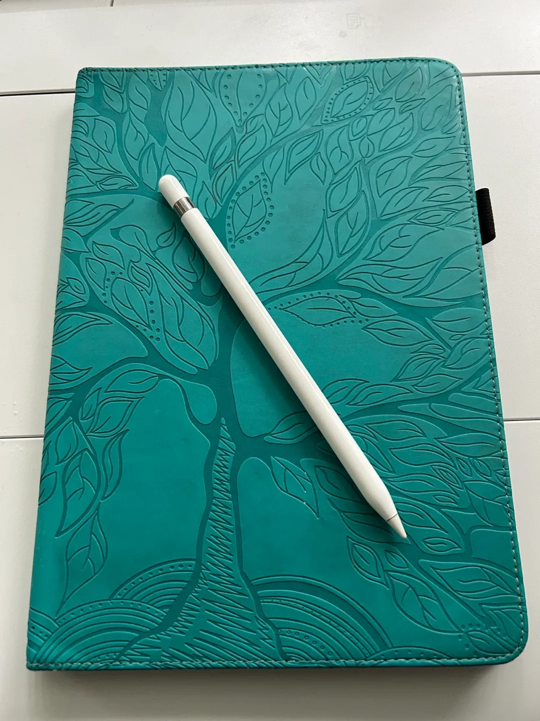 Apple iPad  8th G. 32gb with Case and Apple Pencil. image indicator(2)