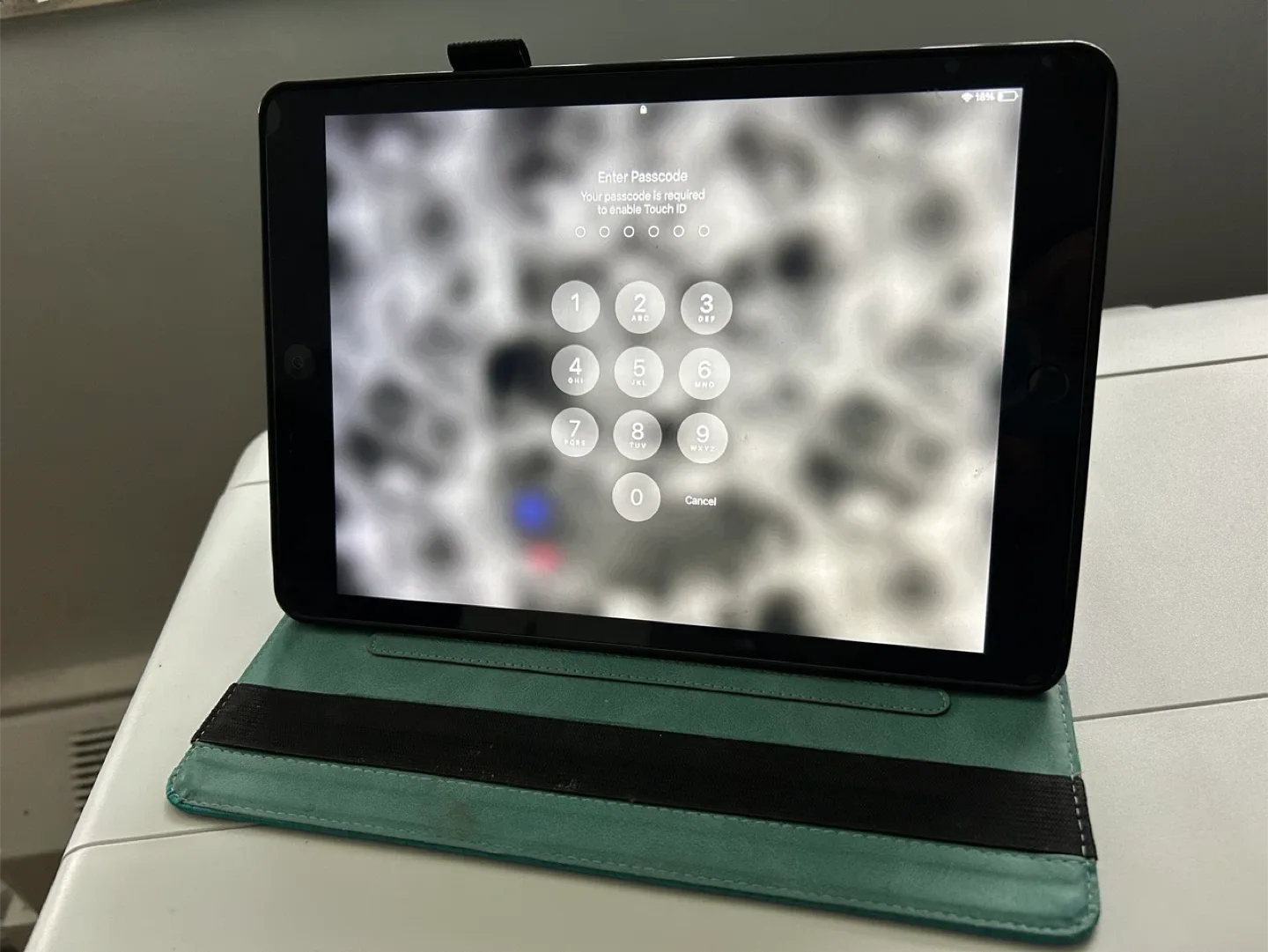 Apple iPad  8th G. 32gb with Case and Apple Pencil. image indicator(4)