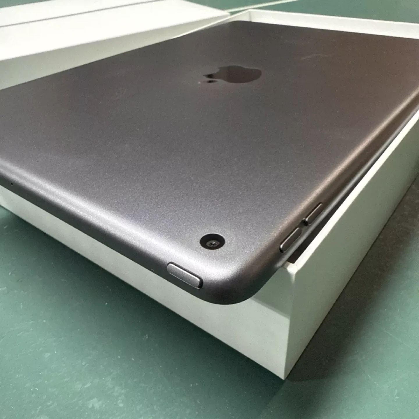 Apple iPad  8th G. 32gb with Case and Apple Pencil. image indicator(6)