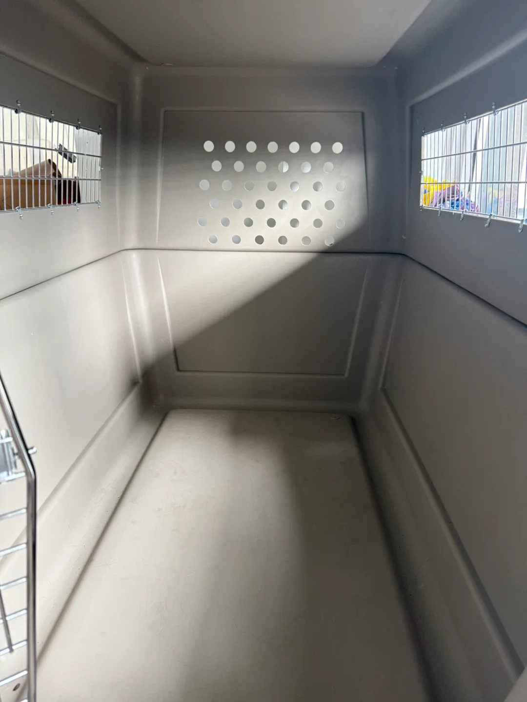 XL Petmate Ultra Vari Kennel (90-125lbs) image indicator(6)