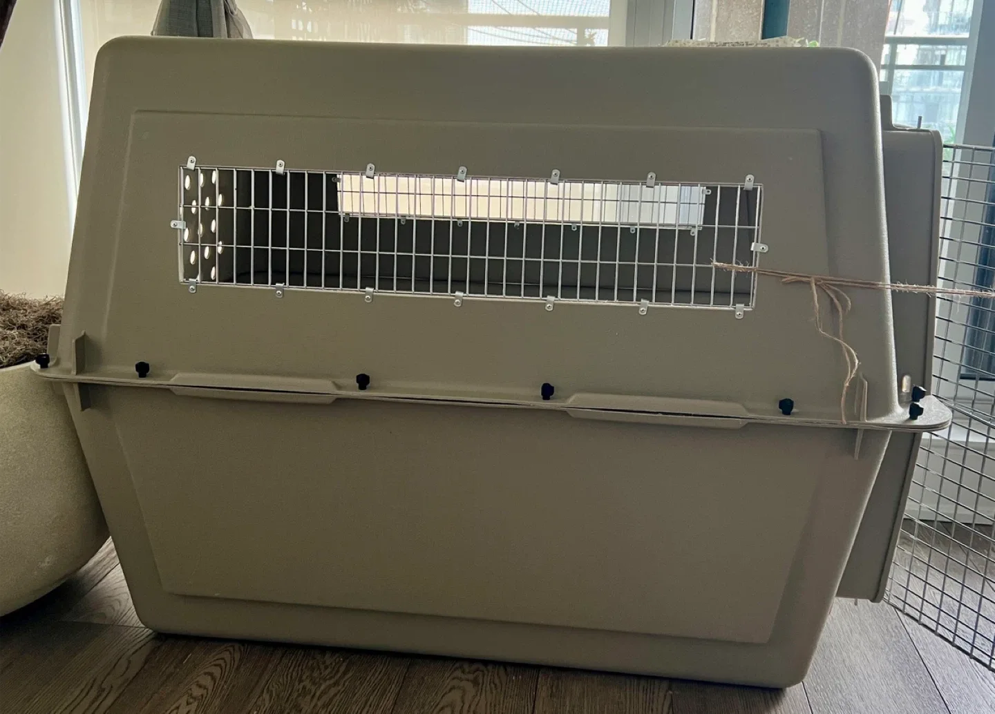 XL Petmate Ultra Vari Kennel (90-125lbs) image indicator(3)