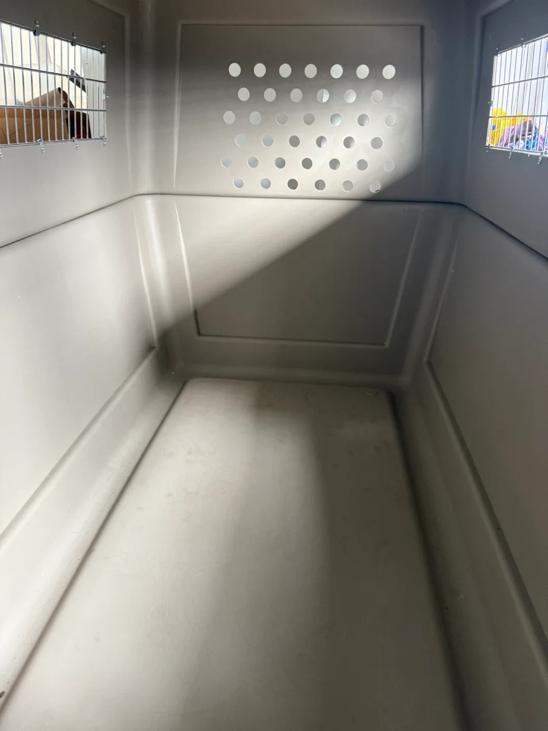 XL Petmate Ultra Vari Kennel (90-125lbs) image indicator(4)