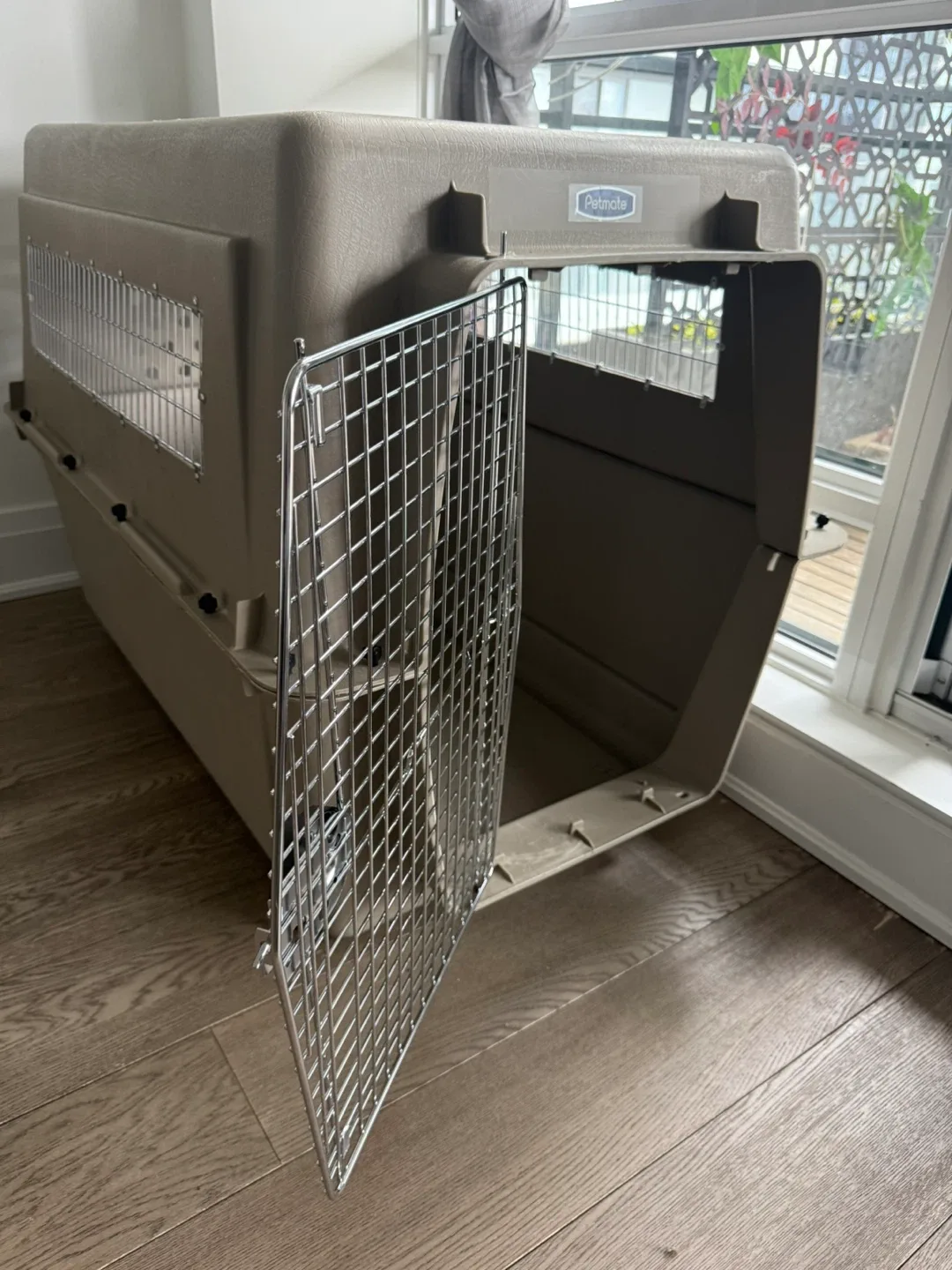 XL Petmate Ultra Vari Kennel (90-125lbs) image indicator(9)