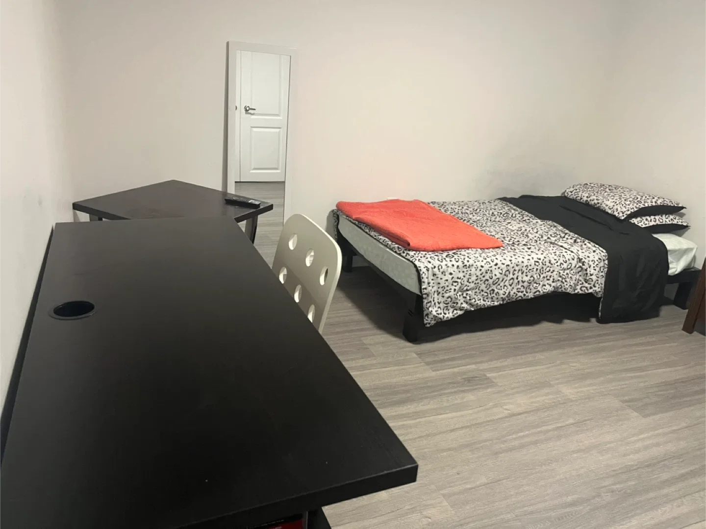 Basement room for rent image indicator(4)