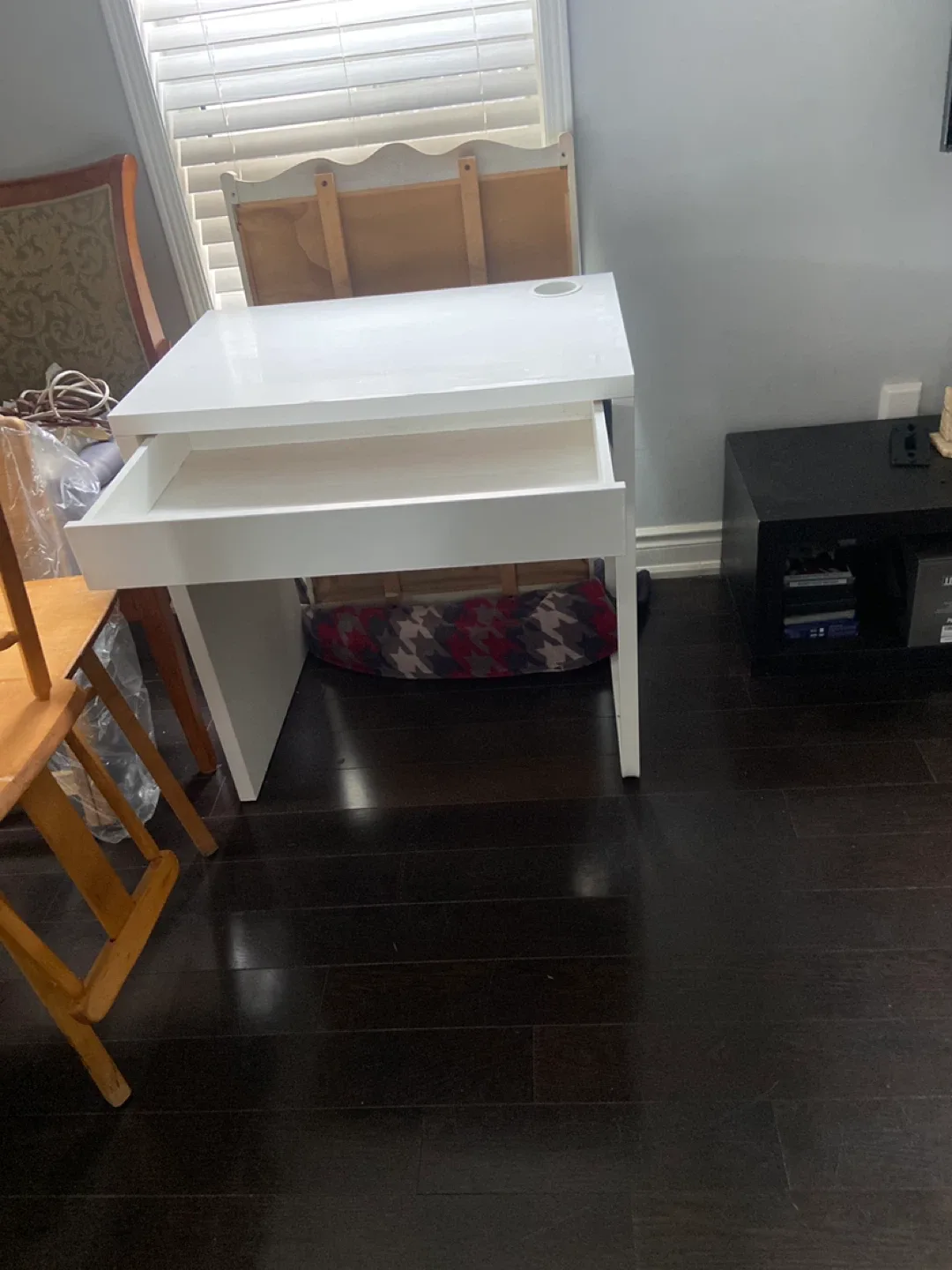 White Desk with Cable Hole and mirror image indicator(6)