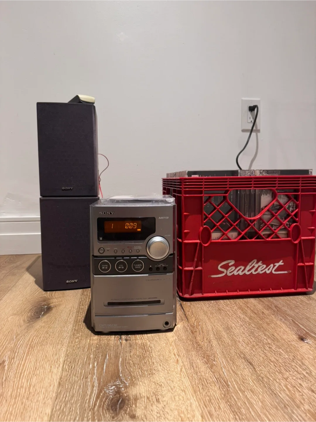 Sony CMT-NEZ30 Stereo System with CDs thumbnail