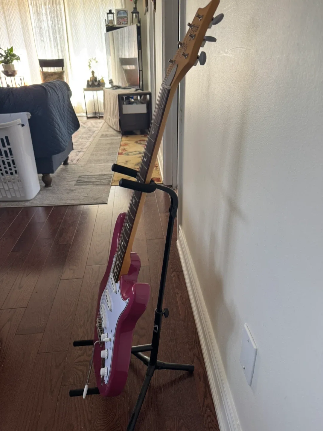 PRS SE Electric Guitar - Raspberry image indicator(4)