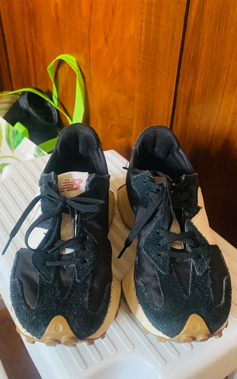 New Balance 327 Black Sneakers thumbnail