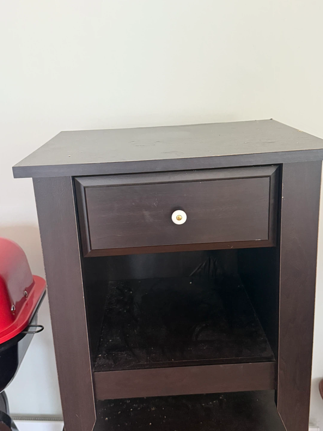 Table de chevet brun foncé