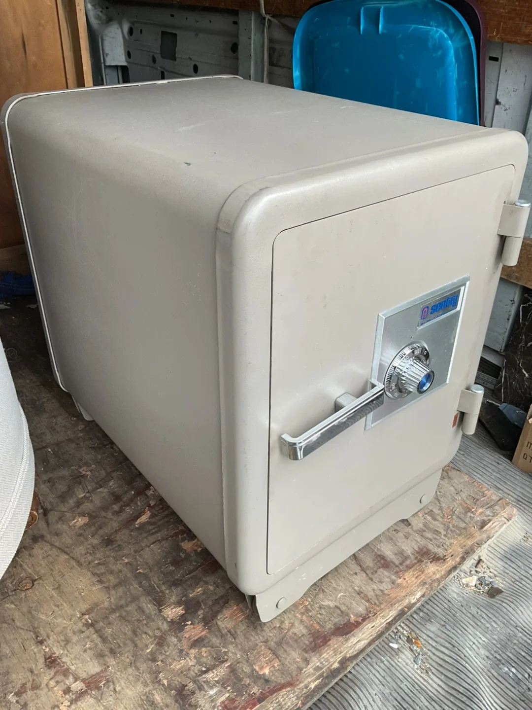 Sentry Fire Resistant Safe image indicator(2)