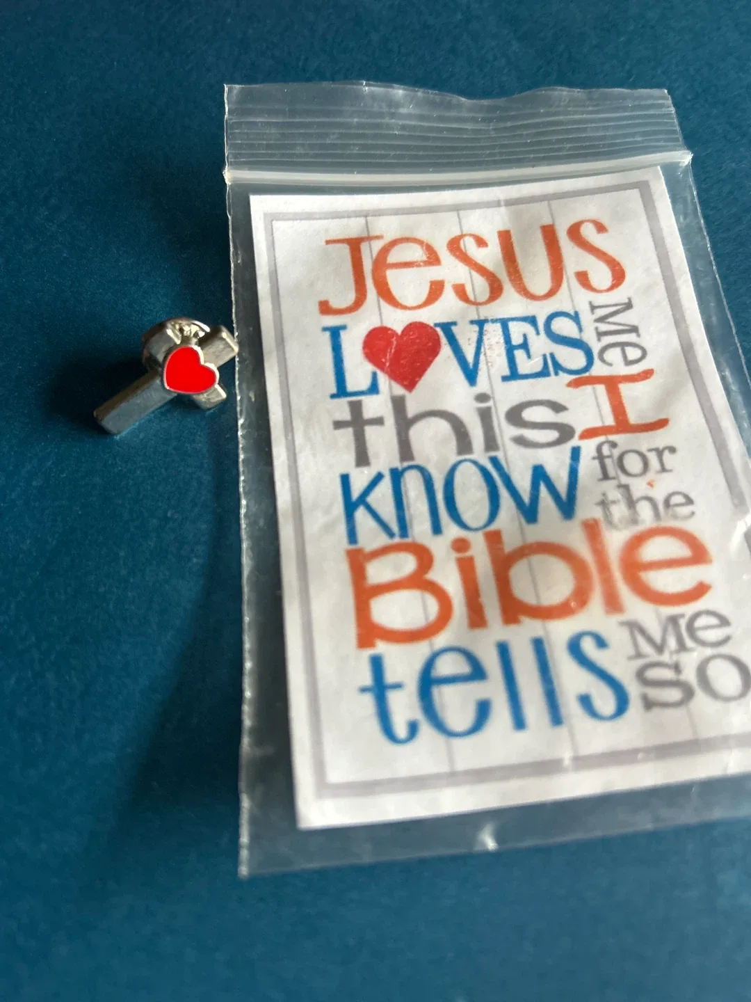 Cross pin - Jesus loves me image indicator(2)