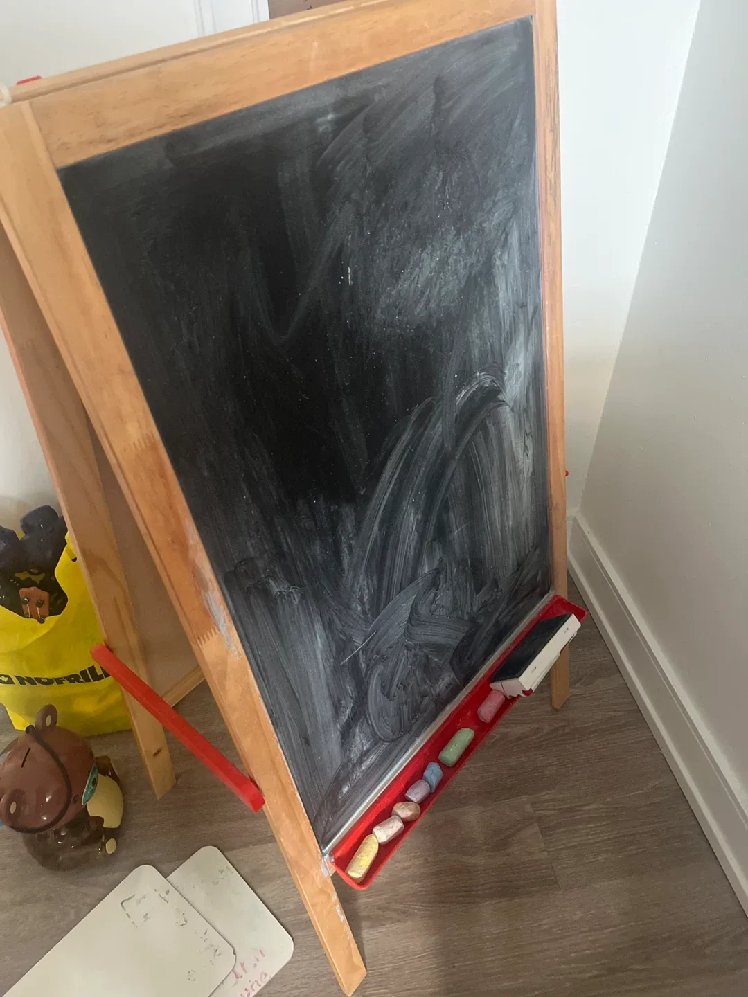 IKEA drawing Kids Easel with Chalk image indicator(2)