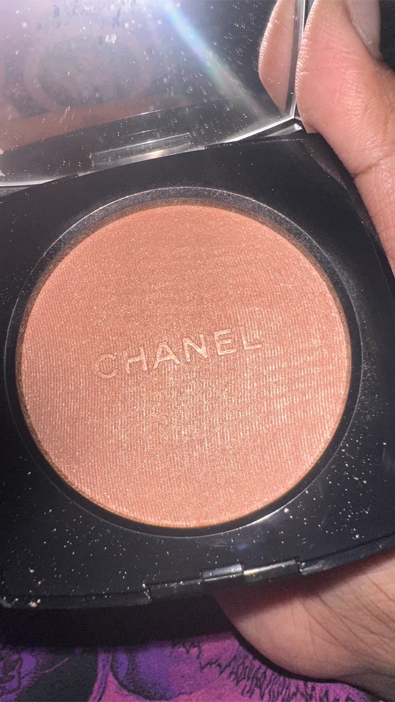 Chanel Poudre Lumière Highlighting Powder - Rosy Gold image indicator(3)