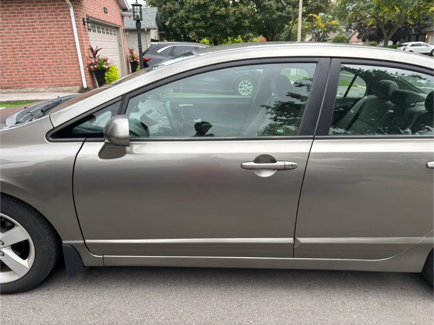 Honda Civic Sedan - Great Condition! With Winter tires on Rim! image indicator(4)