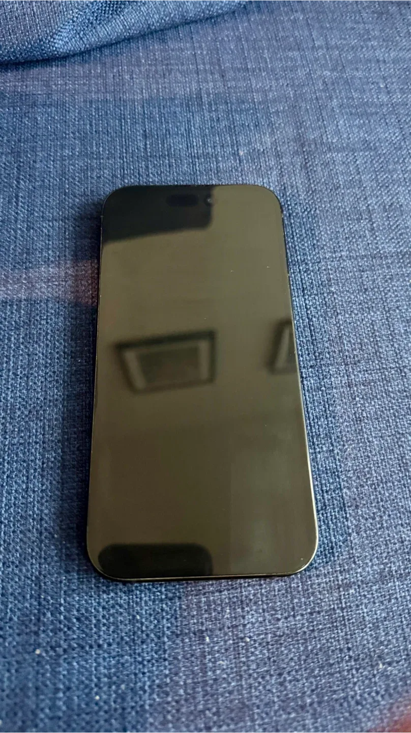 iPhone 15 Black + Case thumbnail