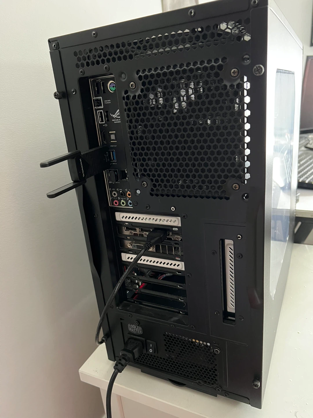Gaming PC w/ Intel i5 & RTX 1070 + Accessories - photo 3