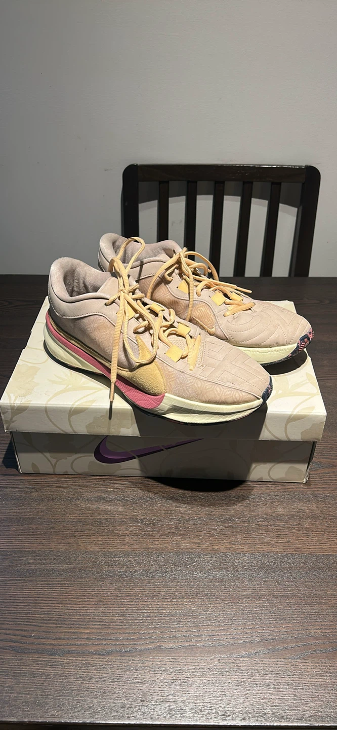Nike Zoom Freak 5 “Fossil Stone.”