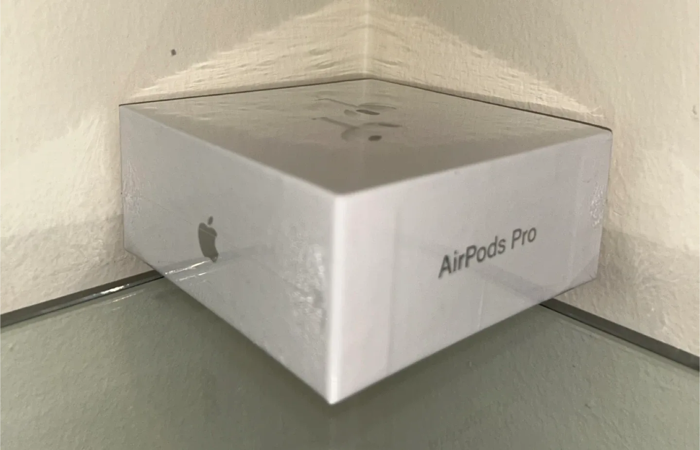 New Apple AirPods Pro (2nd Generation) with MagSafe image indicator(3)