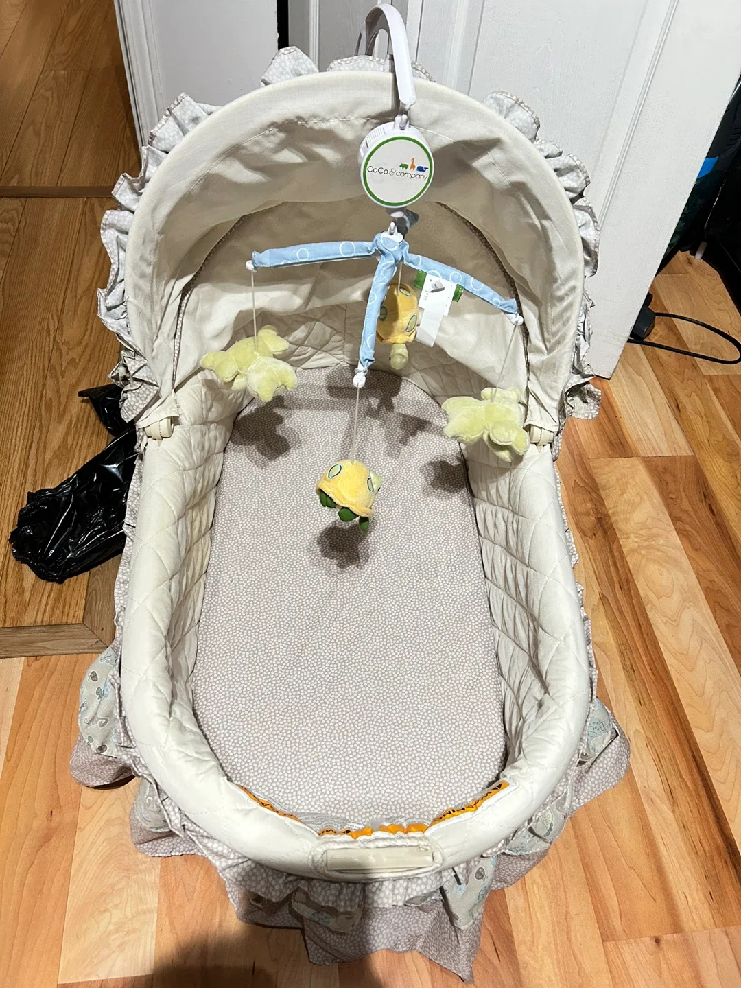Coco & Kiwi Bassinet with Mobile image indicator(2)