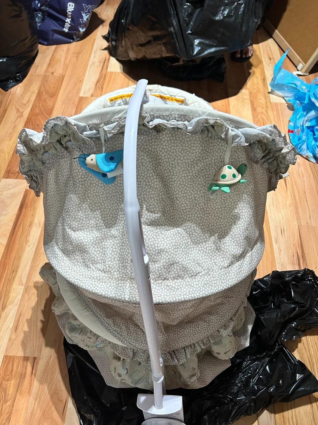 Coco & Kiwi Bassinet with Mobile image indicator(3)