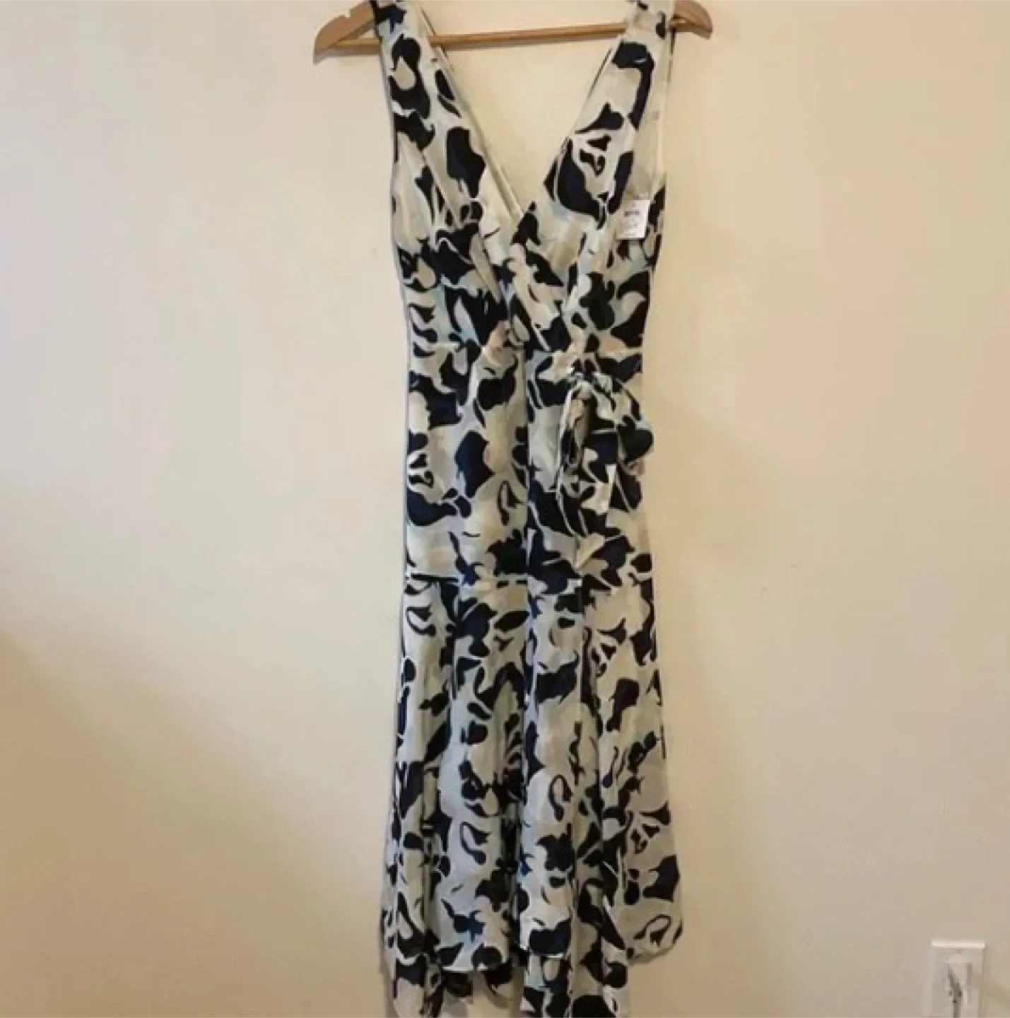 Club Monaco 100% Silk Wrap Effect Dress *Brand New With Tags* image indicator(4)