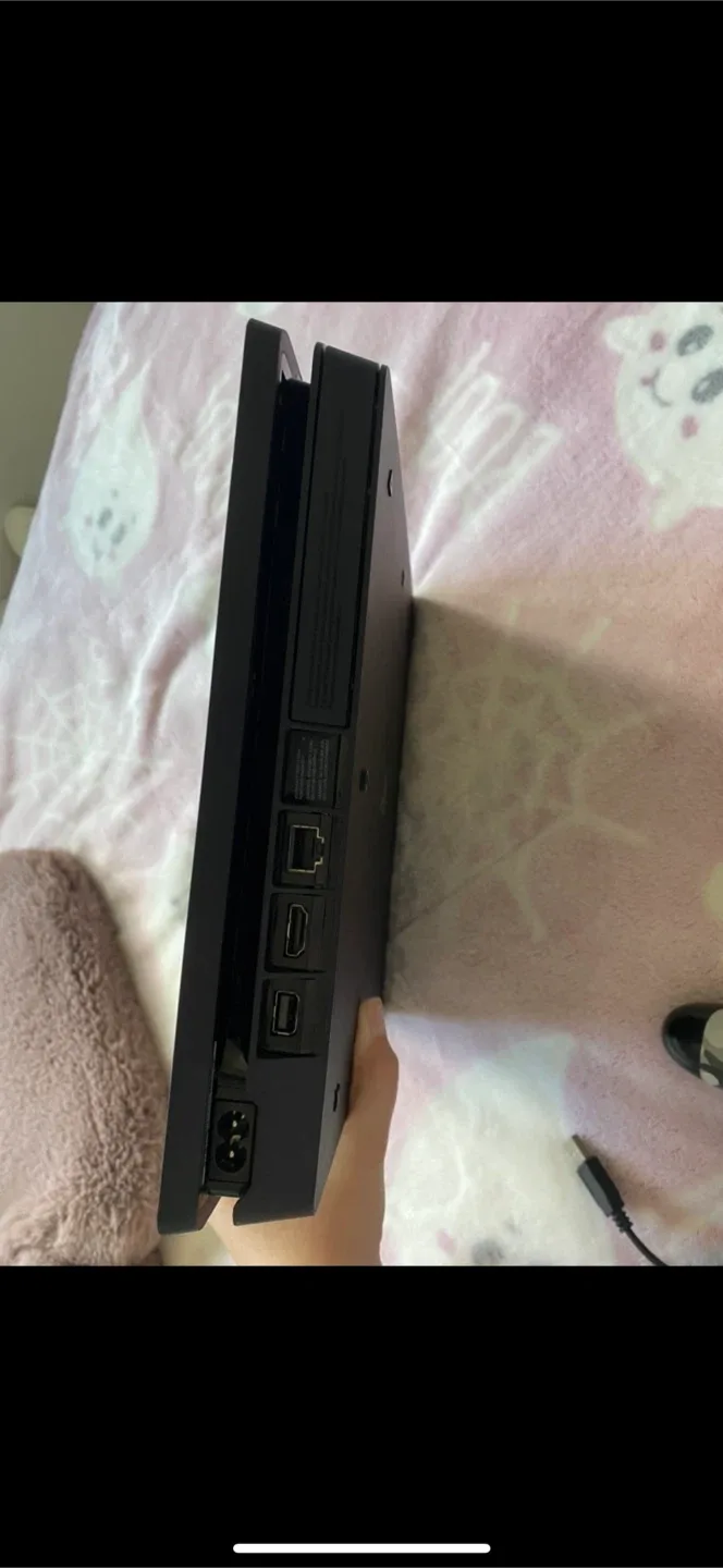 PlayStation 4 Console with 3 controllers image indicator(2)