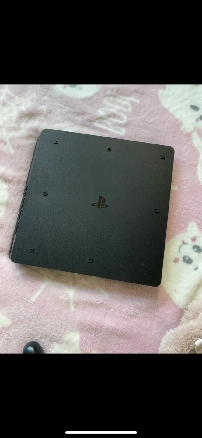 PlayStation 4 Console with 3 controllers image indicator(3)