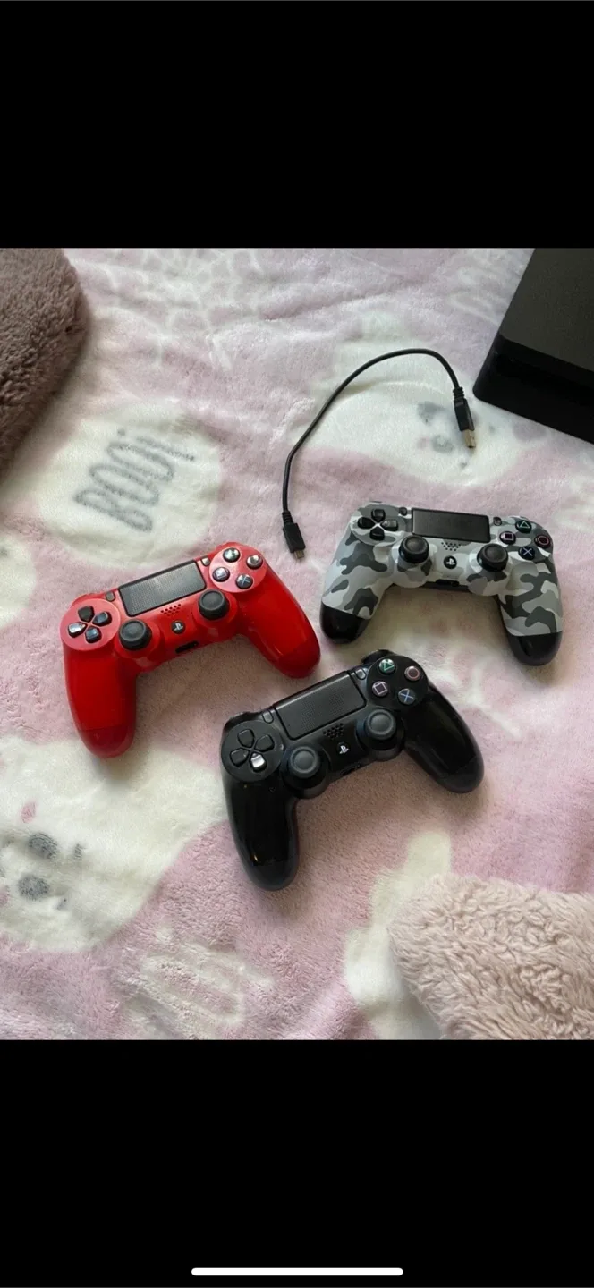PlayStation 4 Console with 3 controllers image indicator(4)