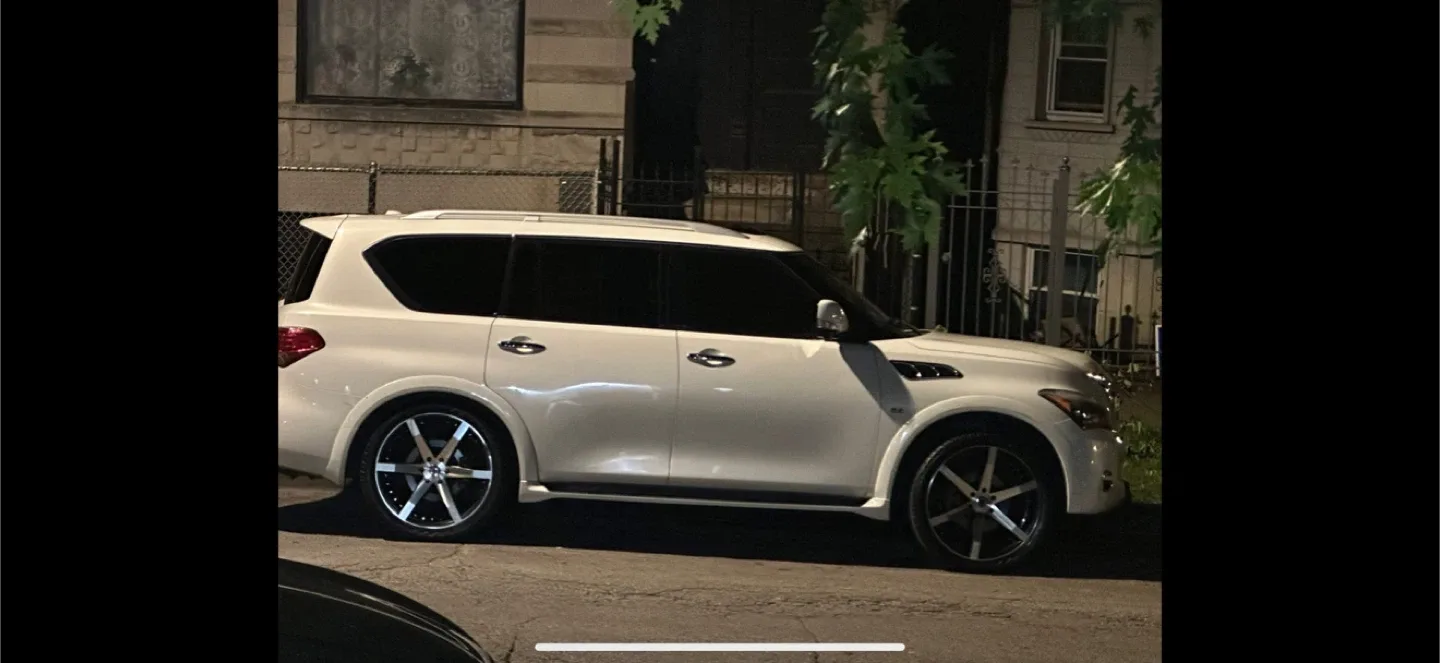 Infiniti QX80 White SUV image indicator(3)