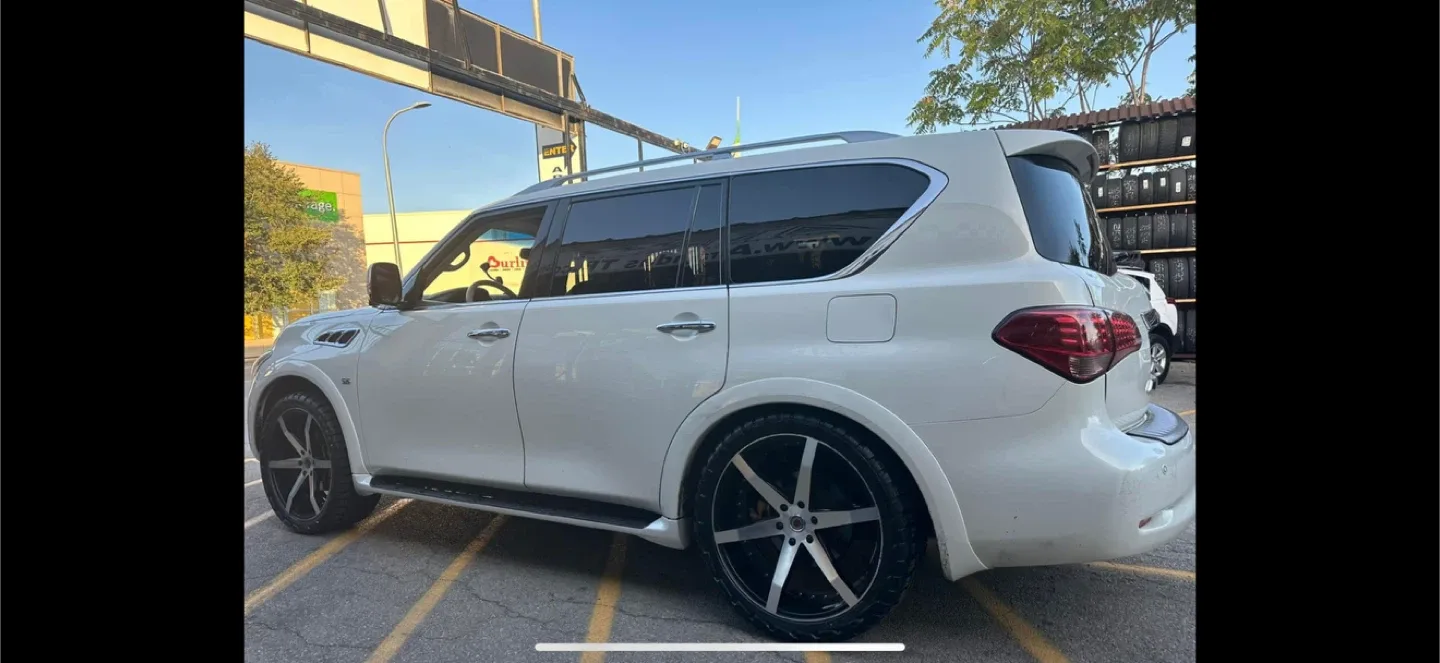 Infiniti QX80 White SUV image indicator(2)