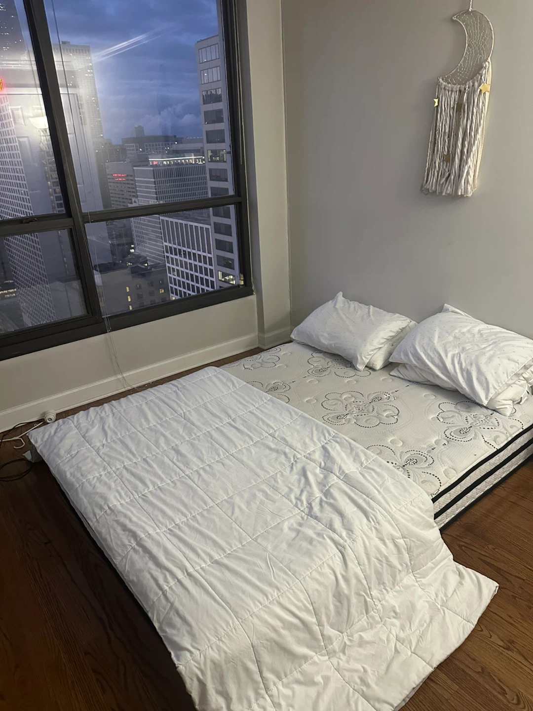 Queen Mattress. 12 inches high. Pickup 09/28. - photo 2