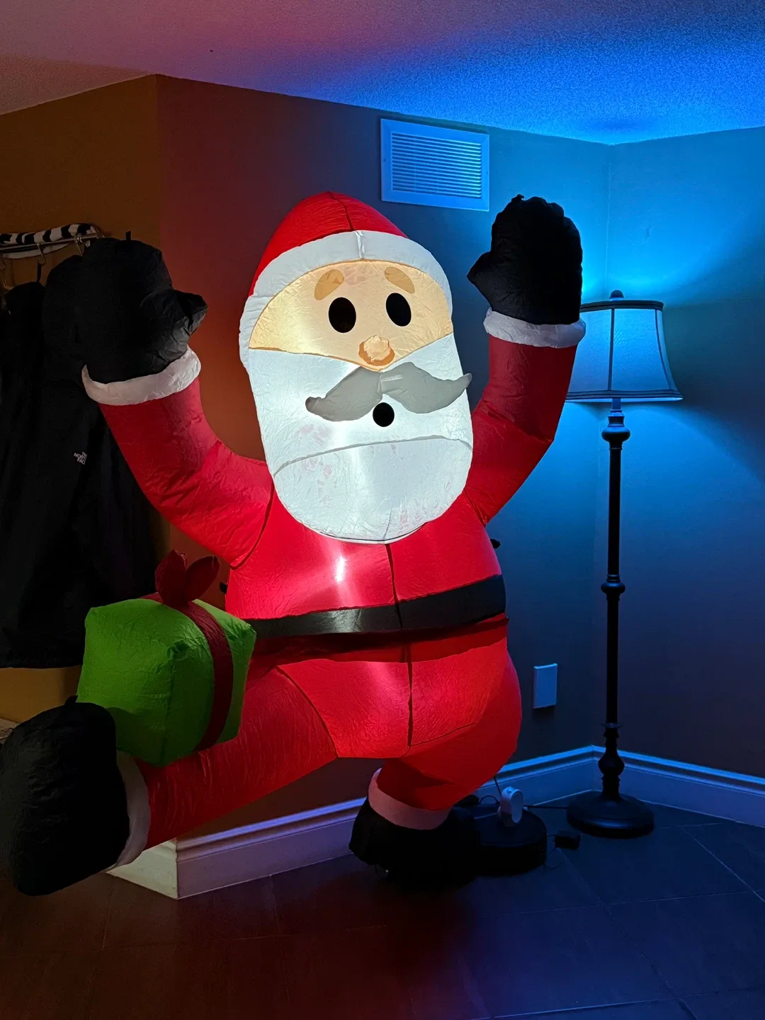 Joiedomi 6FT Holiday Inflatable Climbing Santa image indicator(2)