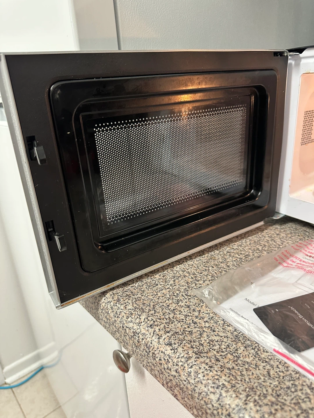 0.7 Cu ft Hamilton Beach Microwave - photo 3