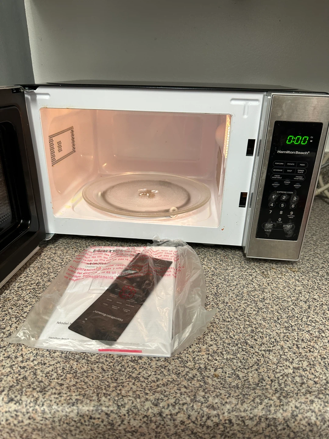 0.7 Cu ft Hamilton Beach Microwave - photo 2