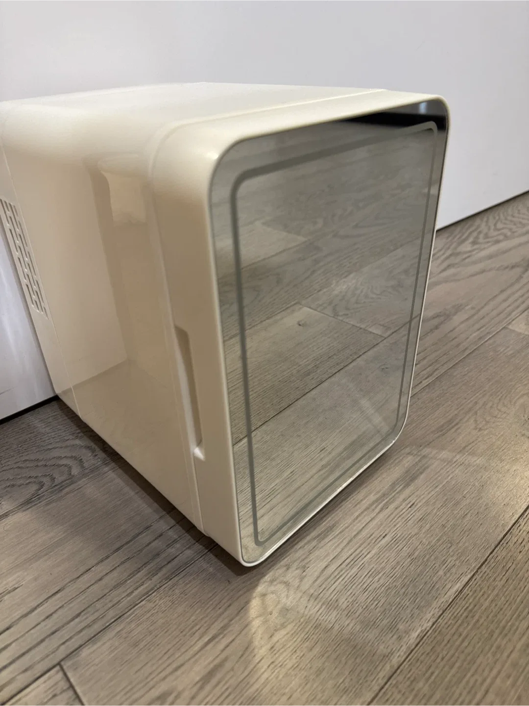 Portable Mini Fridge - White image indicator(2)