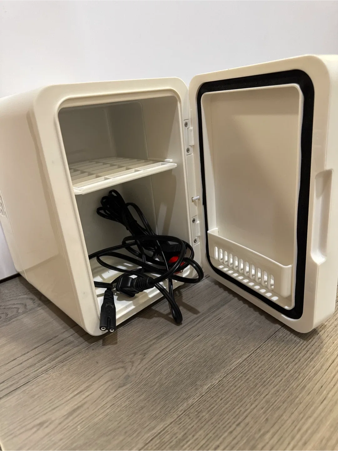 Portable Mini Fridge - White image indicator(3)