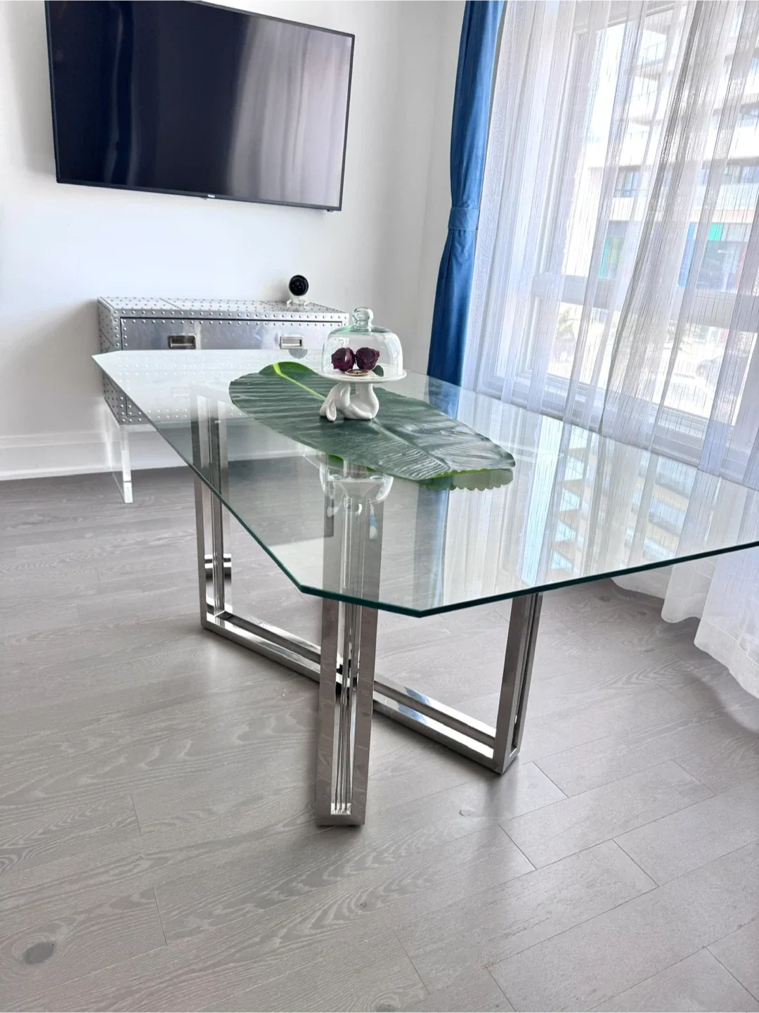 Glass Dining Table with Chrome Base image indicator(6)