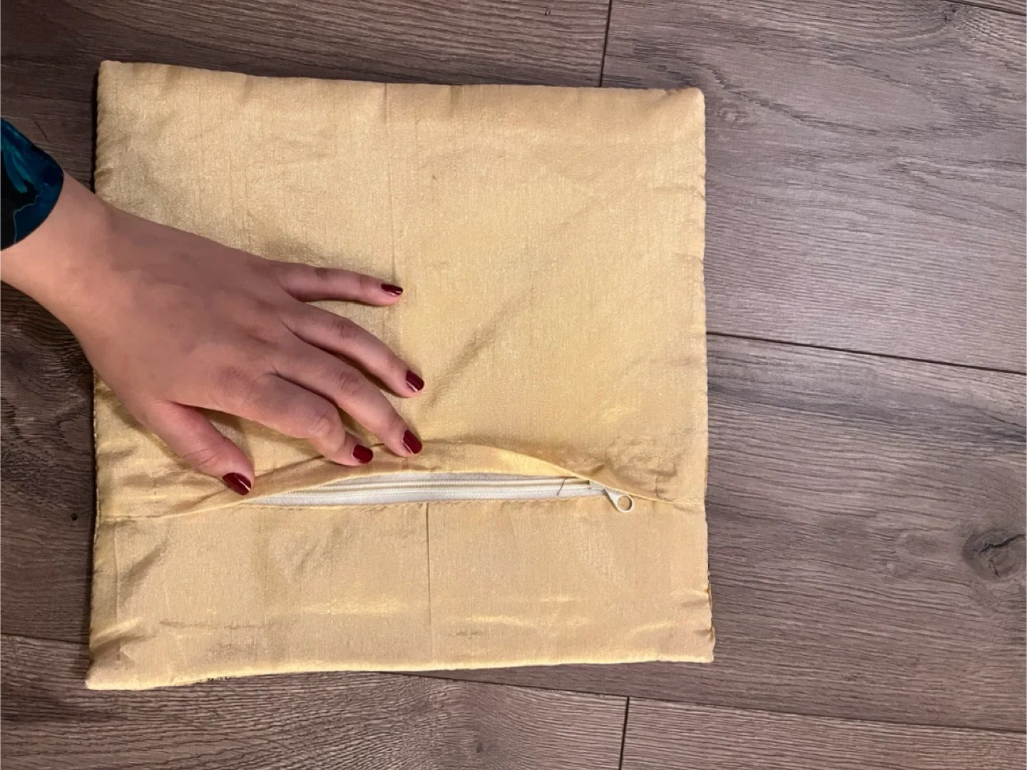 Velvet embroidered square cushion covers x5 image indicator(3)