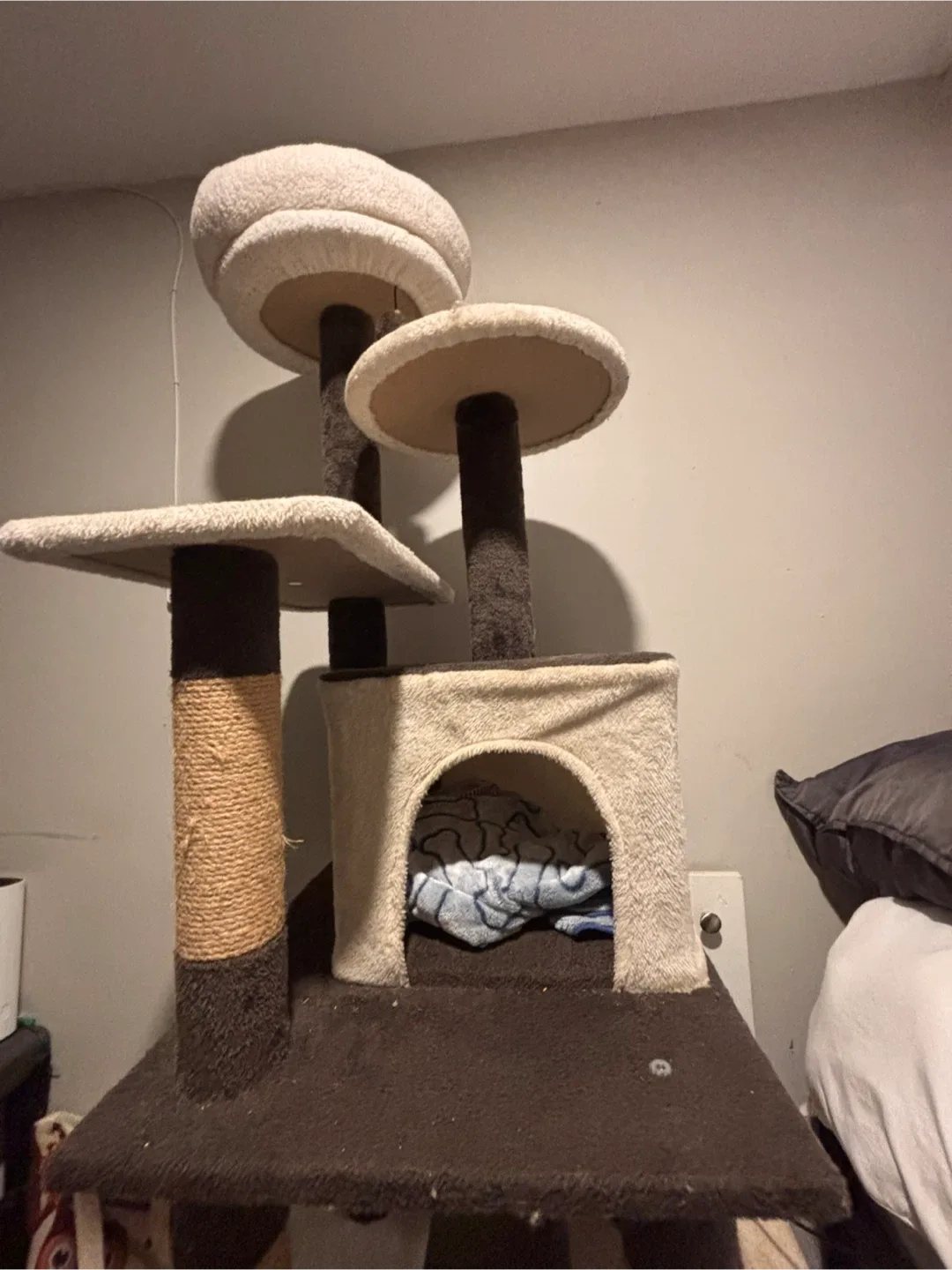 Cat Tree/Scratching Post image indicator(4)