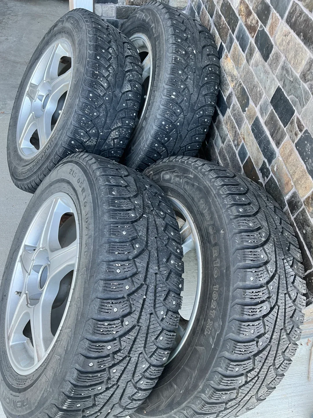 Nokian Hakkapeliitta 215/65R16 Winter Tires image indicator(5)