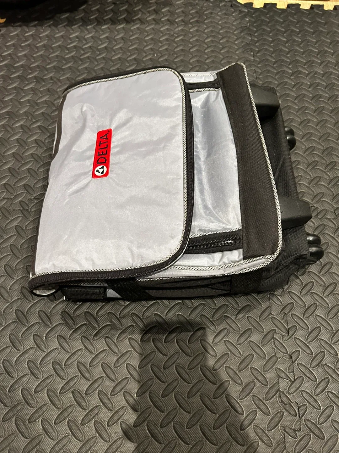 Delta Rolling cooler Bag image indicator(4)
