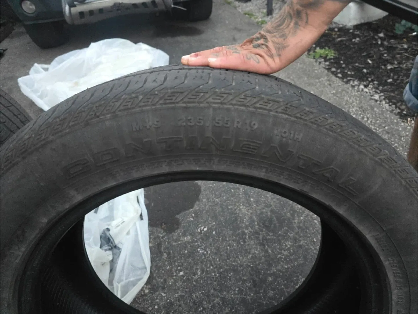 Continental & Michelin Tires - 235/55R19 image indicator(5)