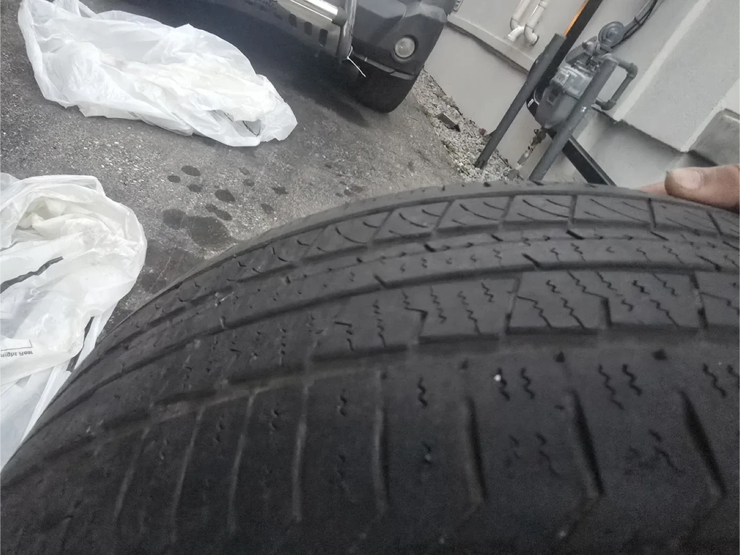 Continental & Michelin Tires - 235/55R19 image indicator(3)