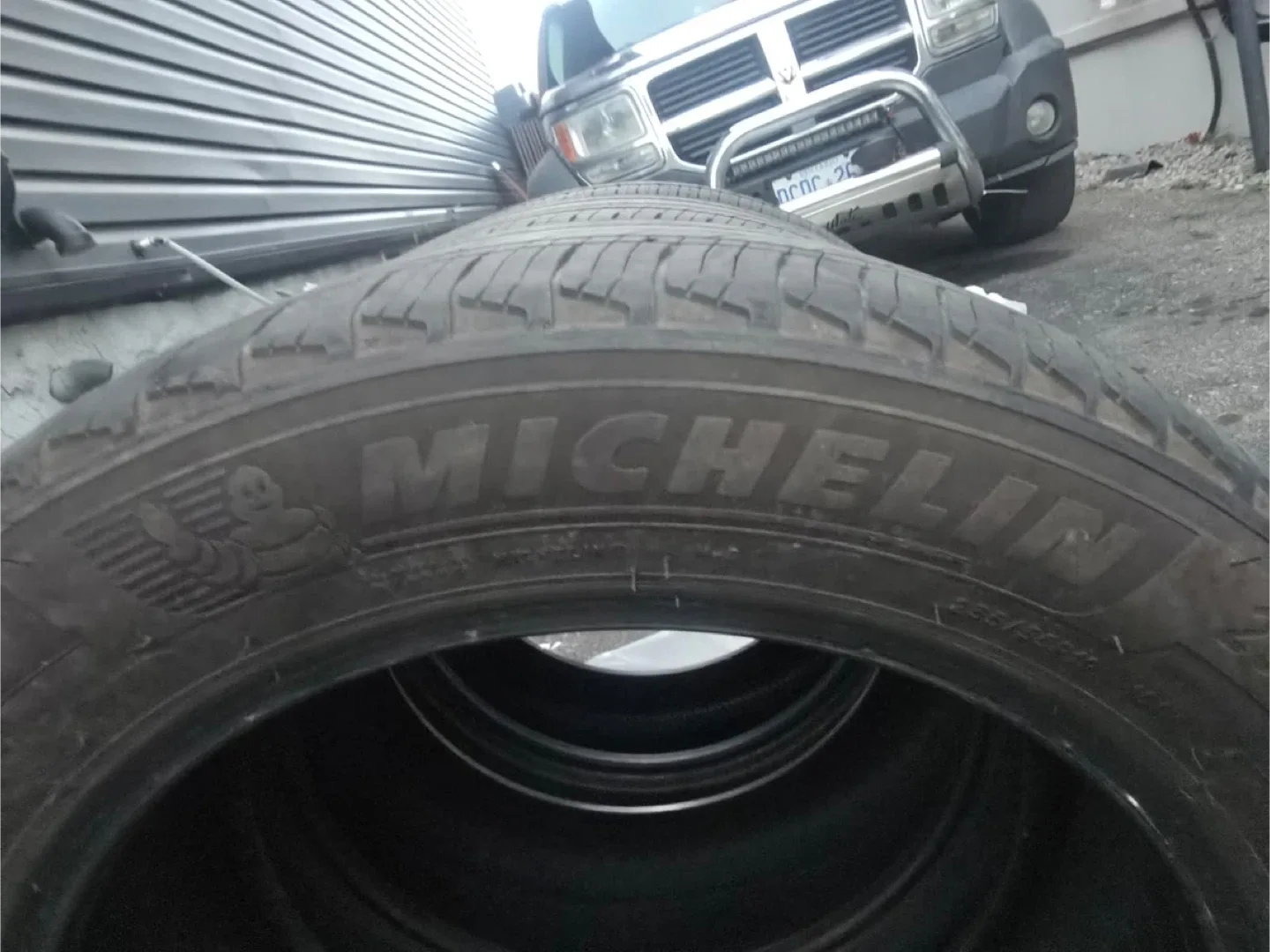 Continental & Michelin Tires - 235/55R19 image indicator(8)