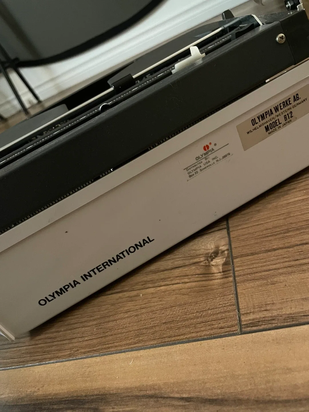 Olympia International B12 Typewriter image indicator(5)