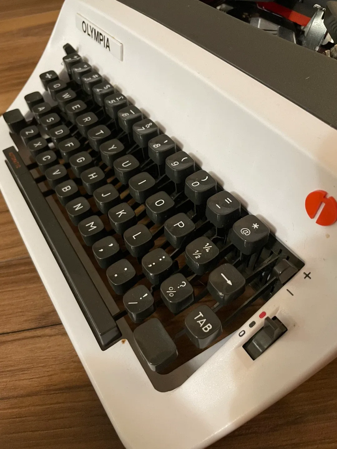 Olympia International B12 Typewriter image indicator(4)