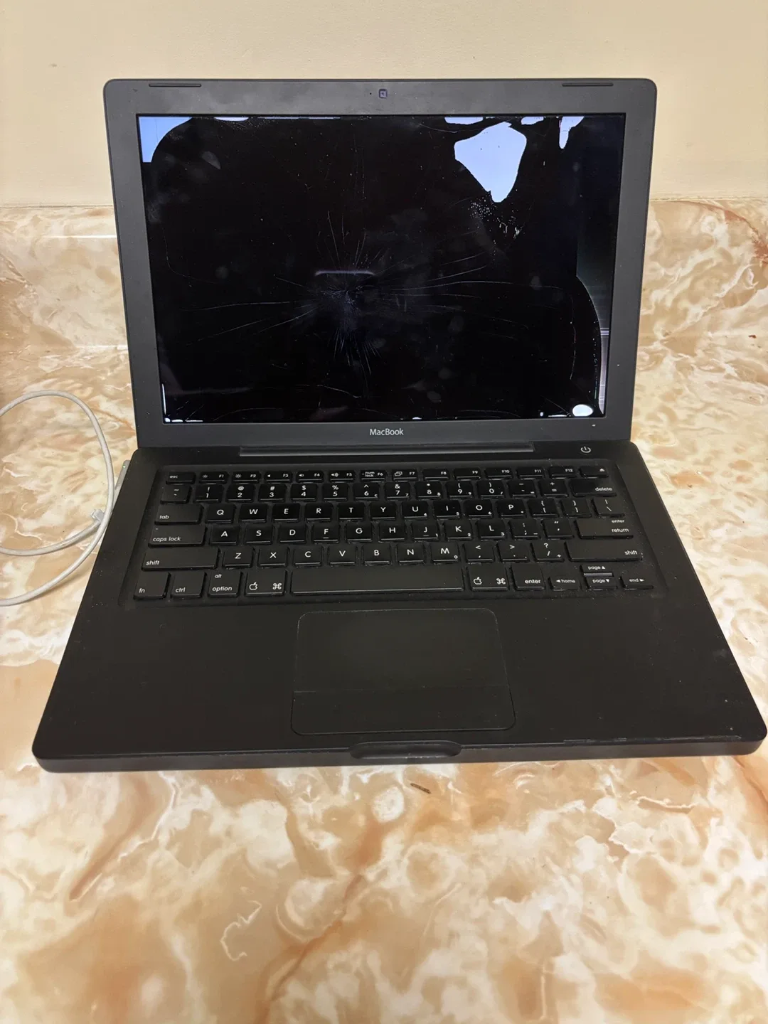 Apple MacBook A1181 (Cracked Screen) thumbnail
