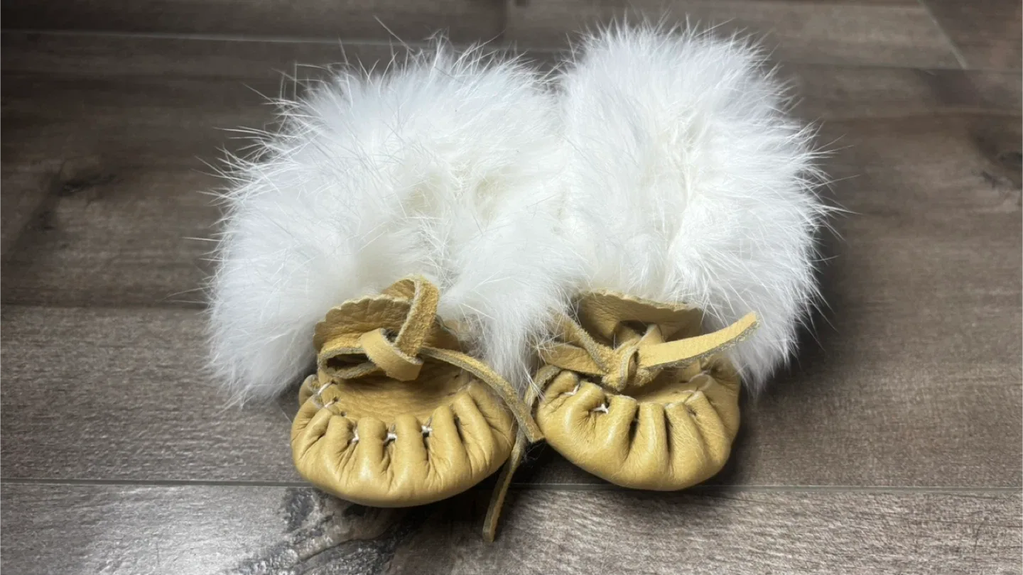 Baby Leather Moccasins with White Fur Trim image indicator(4)